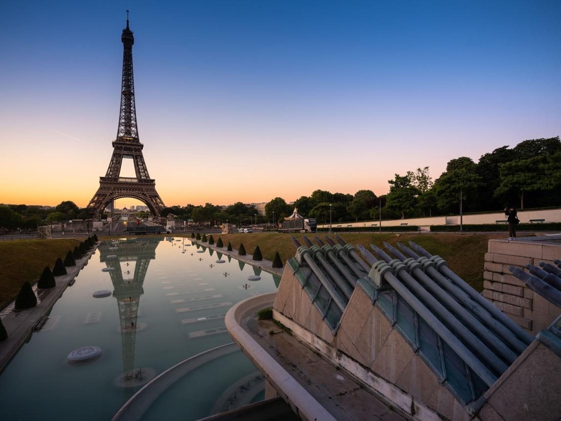 Trocad&eacute;ro and the Eiffel Tower at twilight